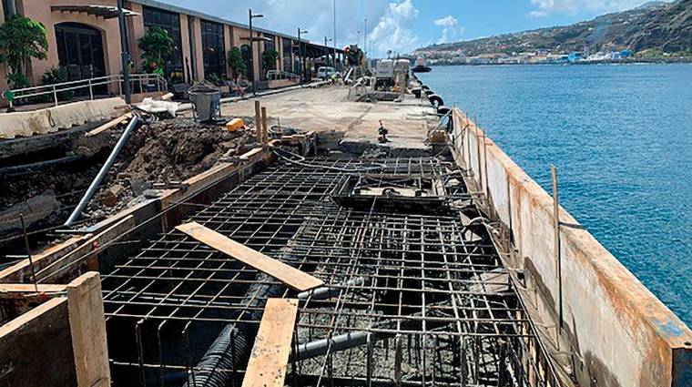El proyecto de “Refuerzo de bolardos en el puerto de La Palma” se ha planteado como una ejecución de carácter obligatorio para garantizar que los buques que arriban a la Isla Bonita, cada vez de mayores dimensiones, queden perfectamente atracados a puerto.