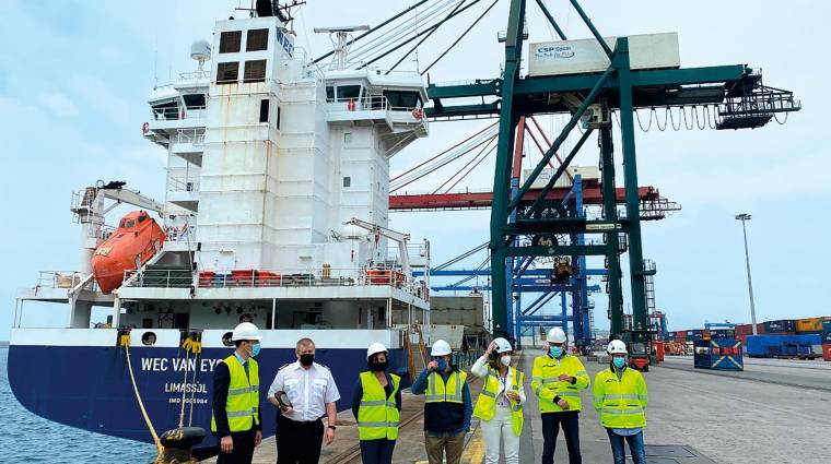 Representantes de WEC Lines, Autoridad Portuaria de Bilbao y CSP Iberian Bilbao Terminal, durante la entrega de la metopa al capitán del “WEV Van Eyick”.