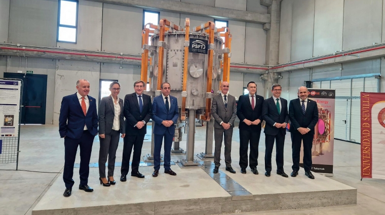 Autoridades e investigadores durante la presentación del Tokamak SMART, a sus espaldas.