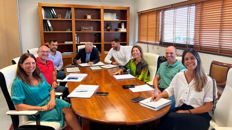 Representantes de ambas empresas durante la firma del acuerdo.