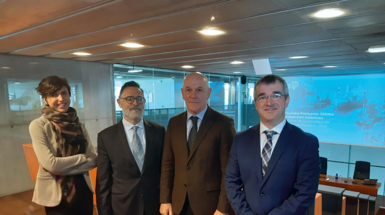 De izquierda a derecha, Malen Elorza, jefa de Infraestructuras y Explotación de la Autoridad Portuaria de Pasaia; César Salvador, jefe del Área de Servicios Generales; Joakin Tellería, presidente; y David Candelario, director. Foto J.P.