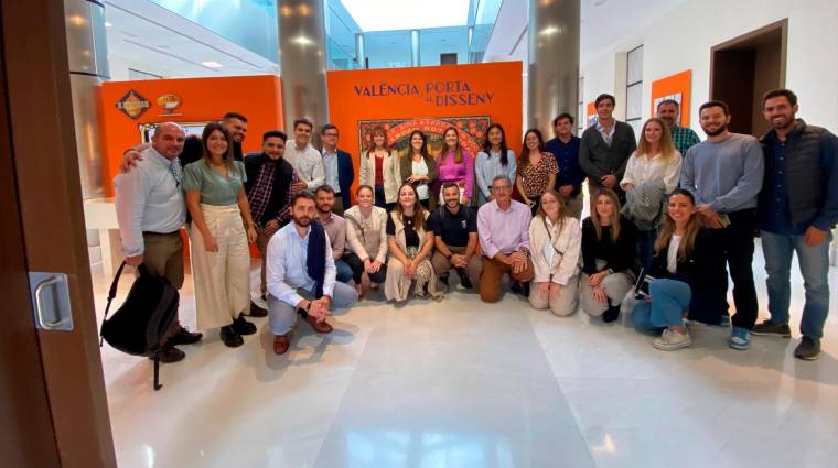 Los participantes visitaron la muestra “València, Porta al Disseny”, que está abierta en el Edificio del Reloj del Puerto de Valencia hasta el próximo 6 de noviembre.