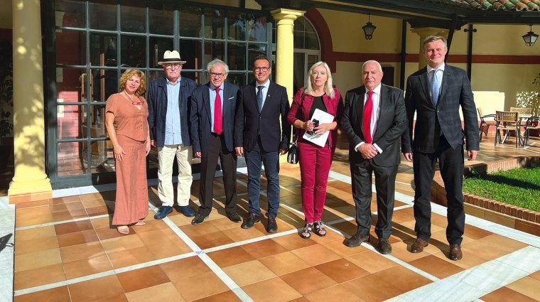 Yolanda Cozar, de Andalucía Bay; Juan Ureta, de Propeller Algeciras; Juan María de la Cuesta, portavoz de Andalucía Bay; Fran Palenzuela, de Andalucía Bay; Iveta Radicova, coordinadora europea del Corredor Mediterráneo; Joaquín Sánchez de Andalucía Bay, y Wojciech Sopinski, responsable en Europa para el Corredor Mediterráneo.