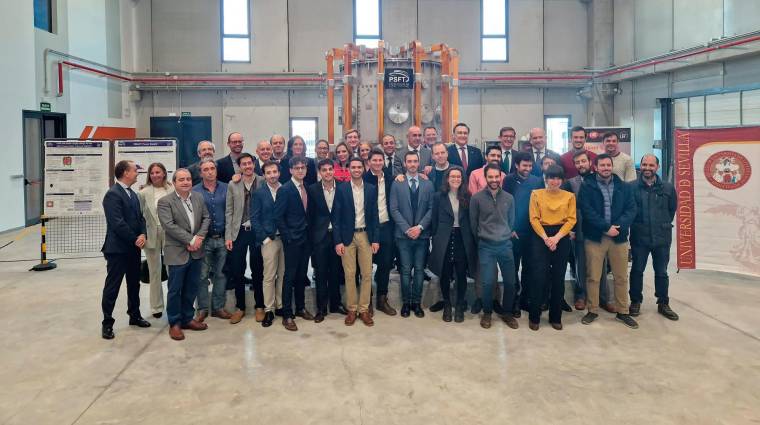 Foto de todas las autoridades e investigadores del Fusion2Gridde, con el tokamak de fondo, ayer en el Centro de Innovación del Puerto de Sevilla.