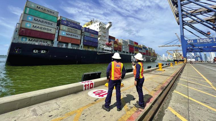 Con sus dos terminales, el puerto colombiano de Cartagena, en el Caribe, ofrece conexiones estratégicas en la región y el continente. a sólo 265 millas náuticas del Canal de Panamá.