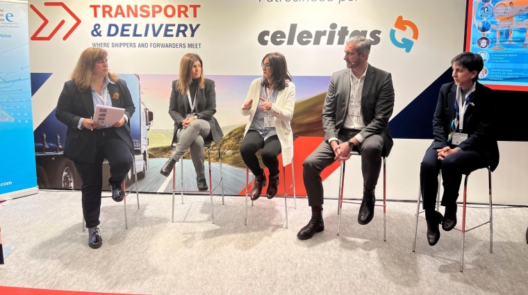 Mesa “Presente y futuro del transporte terrestre de mercancías en Euskadi”. Izquierda a derecha: Zuberoa Elorriaga (moderadora), abogada marítima y del transporte de la firma Aiyon Abogados; Almudena Palomero, directora de Logística de Tubacex; Sonia García, presidenta de Asetrabi; Antonio Jaraices, director de Organización, Comunicación y Estrategia Corporativa de Euskotren; Inmaculada Ugarteche, directora de UniportBilbao.