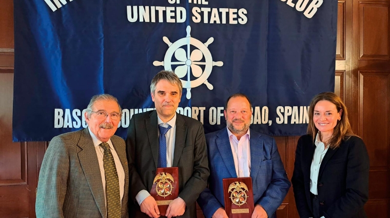 José Luis Grijalvo, presidente del Propeller Club del País Vasco-Port of Bilbao, hizo entrega de sendas metopas conmemorativas a Juan Manuel Martínez Mourín, de AET, y Ander Gorostiza Hormaeche, de Incotrans,en la imagen junto a Irache Gómez, secretaria del Propeller. Foto J.P.