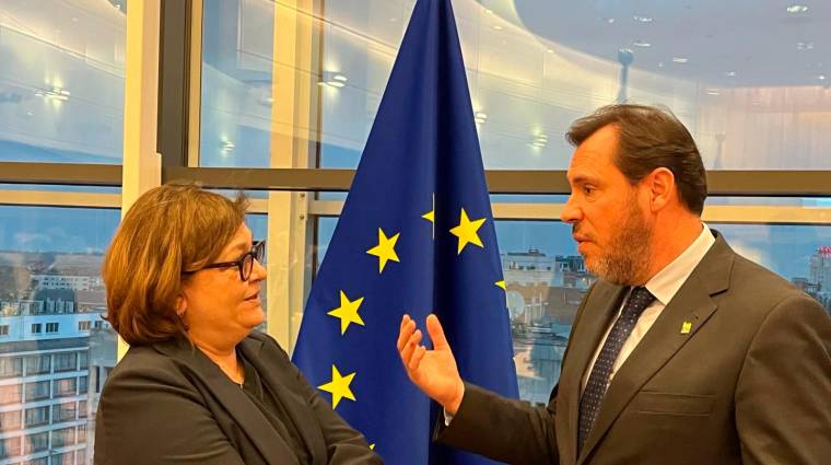 Óscar Puente, ministro de Transportes, durante su reunión ayer con la comisaria europea Adina Valean.