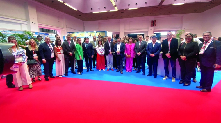 En el centro de la imagen Moisés Solís, presidente de ALACAT; Blanca Sorigué, directora del SIL y Pere Navarro, presidente, junto a participantes en el congreso. Foto FV.