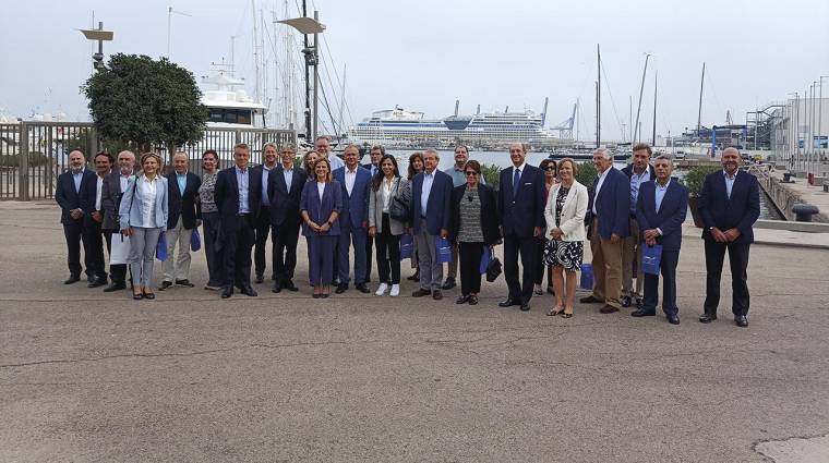 Representantes de la delegación europea junto a responsables institucionales y de Valenciaport durante la visita al Puerto de Valencia.