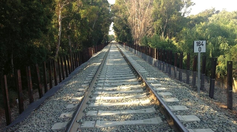 Adif renovará parte de la señalética de la línea ferroviaria.