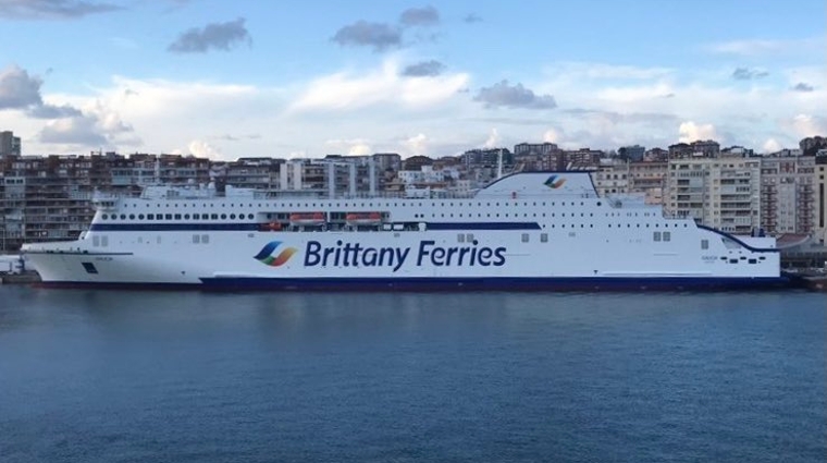 El buque &quot;Galicia&quot;, en su primera escala en el Puerto de Santander el pasado a&ntilde;o.