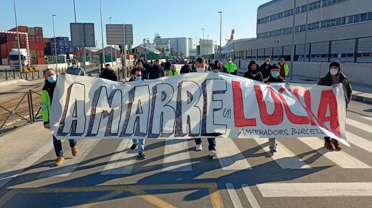 Los trabajadores de la empresa que presta el servicio de amarre en el Port de Barcelona están realizando una nueva marcha lenta. Foto: Alba Tejera.