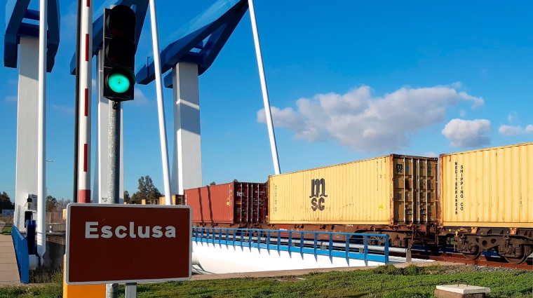 Imagen del tren Esclusa en el Puerto de Sevilla.