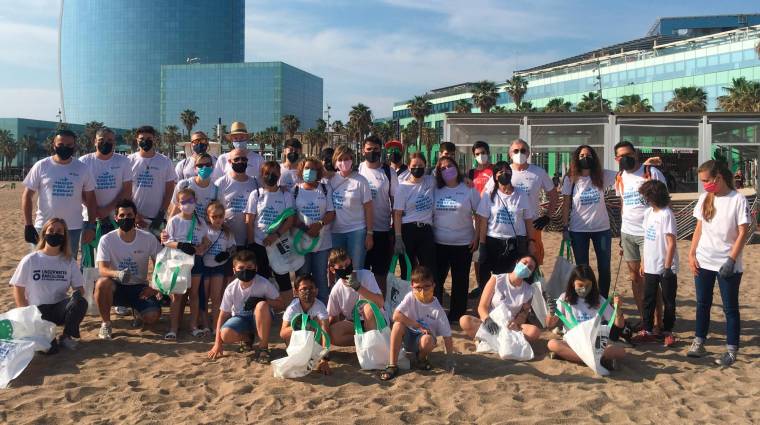 Wallenius Wilhelmsen organiza una limpieza de playa en Barcelona