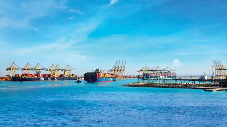 Estratégicamente ubicado en la costa del Mar Rojo, King Abdullah Port podrá mover 25 millones de TEUs, 1,5 millones de CEUs y 25 millones de toneladas de carga a granel al año cuando esté finalizado.