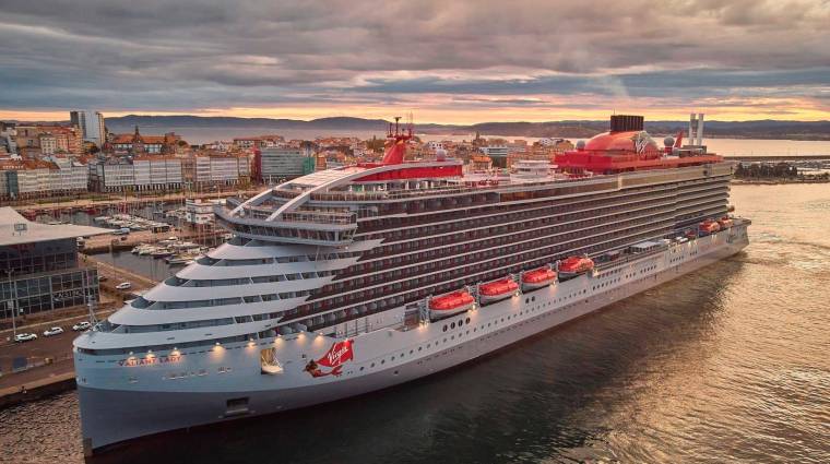 El “Valiant Lady” de la naviera Virgin ha hecho en A Coruña su primera escala en España.