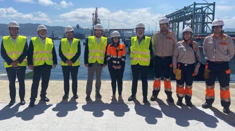 Los representantes de Petronor y de la Autoridad Portuaria de Bilbao, junto a los de la refinería de Repsol en A Coruña y los de la Autoridad Portuaria de la ciudad.