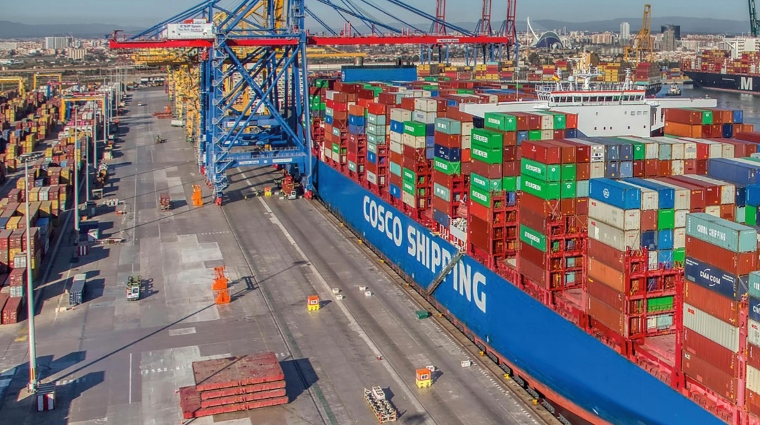 Operativa de un buque e COSCO en las instalaciones de CSP Iberian Valencia Terminal, en el Muelle Príncipe Felipe del Puerto de Valencia. Foto DP.