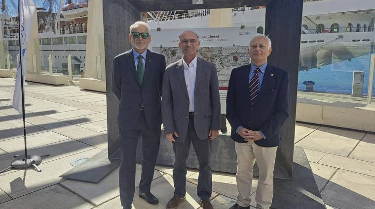 El presidente de la Autoridad Portuaria, Carlos Rubio junto a los historiadores Francisco Cabrera y Manuel Olmedo.