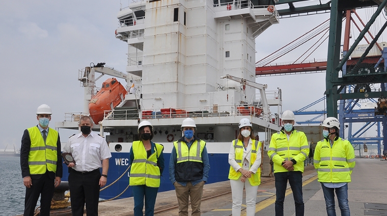 Representantes de WEC Lines, Autoridad Portuaria de Bilbao y CSP Iberian Bilbao Terminal, durante la entrega de la metopa al capit&aacute;n del buque &quot;WEV Van Eyick&quot; este martes.