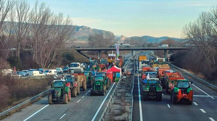 Los bloqueos de carreteras francesas suponen un importante perjuicio económico para el sector del transporte de mercancías por carretera. Fotos “X”.