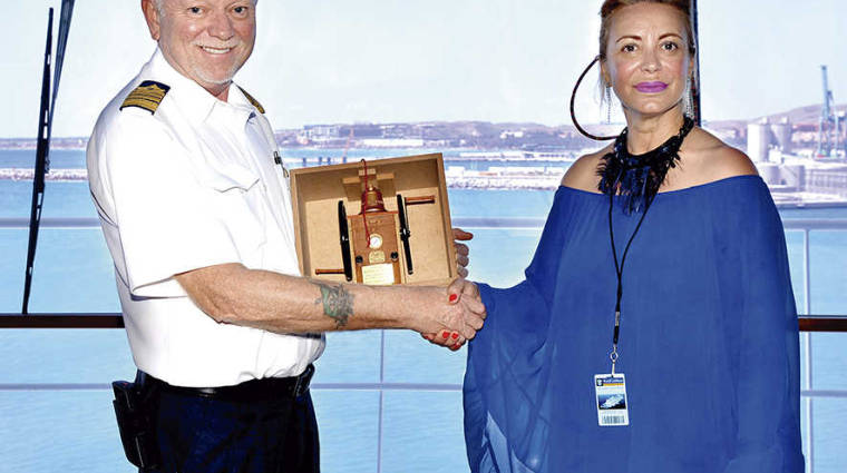 La directora comercial de la Autoridad Portuaria de Alicante, M&oacute;nica Bautista, entreg&oacute; una metopa al capit&aacute;n del &ldquo;Navigator of the Seas&rdquo;.