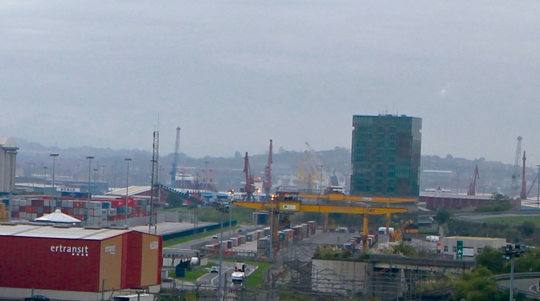 Vista parcial del almac&eacute;n de Ertransit en la ZAD-2 del Puerto de Bilbao. Foto J.P.