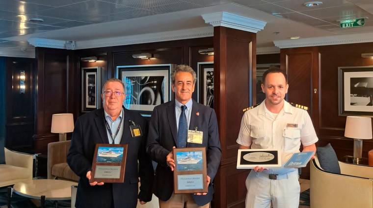 Entrega metopa “Sirena”. De izquierda a derecha: Juan Carlos Bengoechea, director de Marmedsa en Santander; Fracisco Martín, presidente de la APS y nel capitán del barco, Davor Ilijic.
