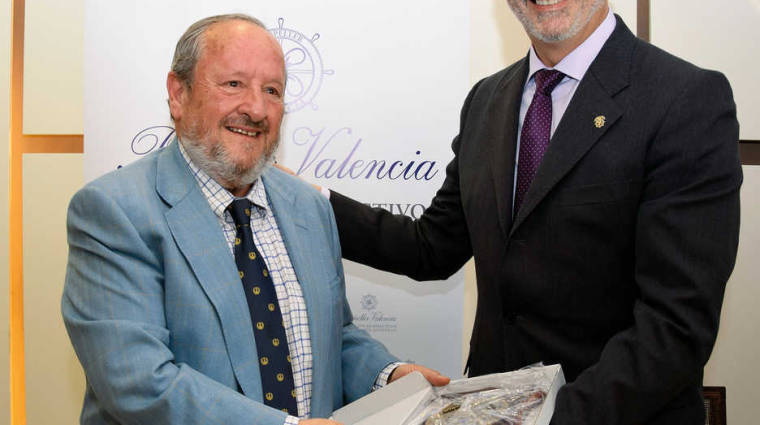 Julio Carrasco, presidente de ASECOB, recibi&oacute; de manos del presidente de Propeller Valencia, Francisco Prado, una metopa conmemorativa.