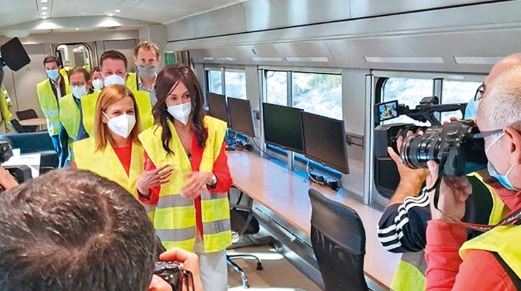 La secretaria de Estado de MITMA, Isabel Pardo de Vera, ha visitado hoy la Comunitat Valenciana, donde ha detallado el desarrollo del Corredor Mediterráneo. En un tren de pruebas, ha recorrido parte del tramo Vallada-La Encina, única parte del Corredor en la que no había comenzado ningún trabajo de cambio de ancho.