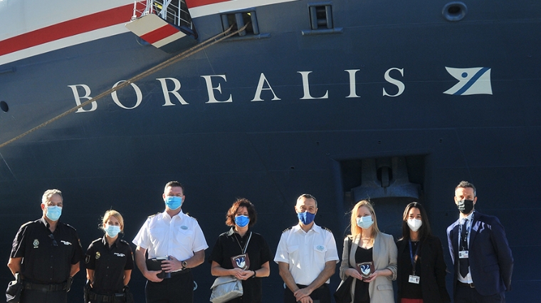 El crucero &quot;Boreales&quot; ha llegado esta ma&ntilde;ana al Port de Barcelona, donde responsables de la naviera han hecho entrega de la metopa al capit&aacute;n del buque.