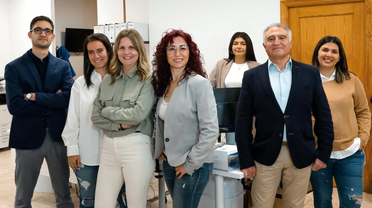 Natalio Domínguez, dueño y fundador de Interservis Valencia, junto a parte del personal administrativo y de Dirección.