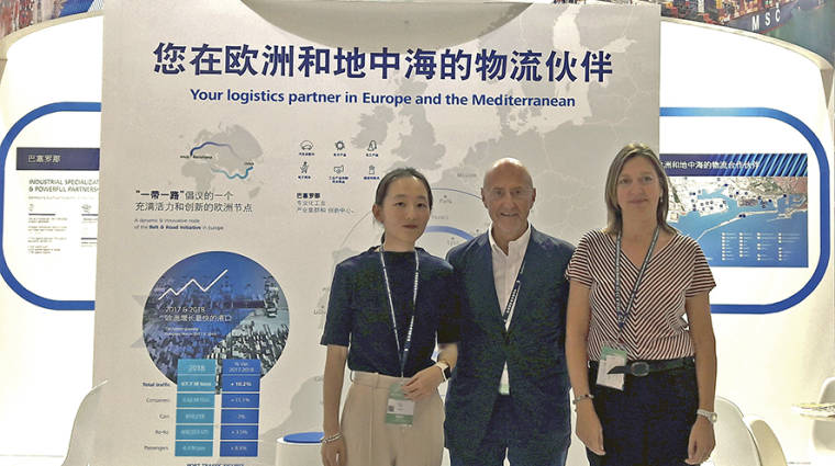 Mengxue Geng, de la oficina del Puerto de Barcelona en China; Joan Dedeu, representante del Puerto de Barcelona en China, y Gemma Garcia, responsable de Foreland.