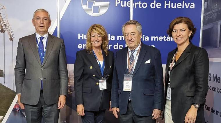 La delegación del Puerto de Huelva, encabezada por Pilar Miranda (en el centro), en su stand.