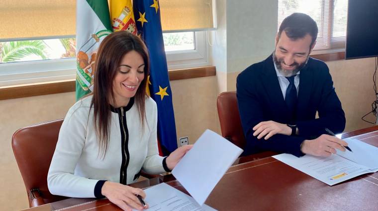 María del Rosario Soto, presidenta de la APA; junto a Benito Núñez, director general de la Marina Mercante, esta mañana durante la firma del acuerdo.