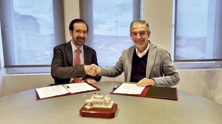 El vicepresidente de la Fundación Instituto de Hidráulica Ambiental de Cantabria, Raúl Medina y el presidente de la Autoridad Portuaria de Santander (APS), César Díaz, han firmado el convenio.