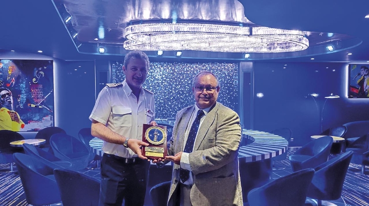 Vincenzo Alcaras, capitán del “Carnival Celebration”, junto a Javier Mora, director de la Autoridad Portuaria de Santa Cruz de Tenerife, en la entrega de la metopa.