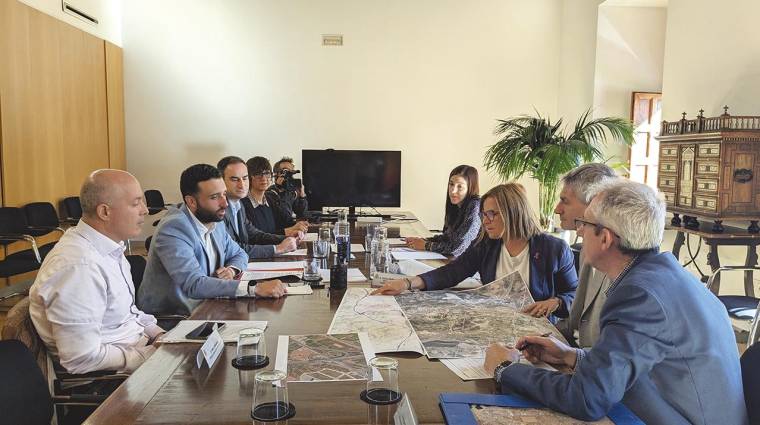 Pilar Bernabé ha mantenido una reunión de trabajo con el alcalde de Sagunt, Darío Moreno.