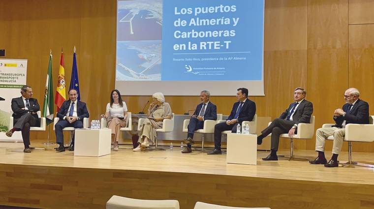 Rosario Soto en la mesa redonda en la que ha participado junto al resto de presidentes de puertos de interés general del Estado en Andalucía en el marco de la jornada ‘Red Transeuropea de Transporte en Andalucía. El desarrollo de Europa desde el Sur’.