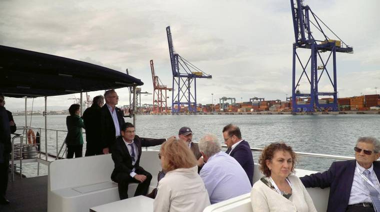 Un momento de la visita de los representantes de las principales bolsas de cereales en Europa al Puerto de Valencia.