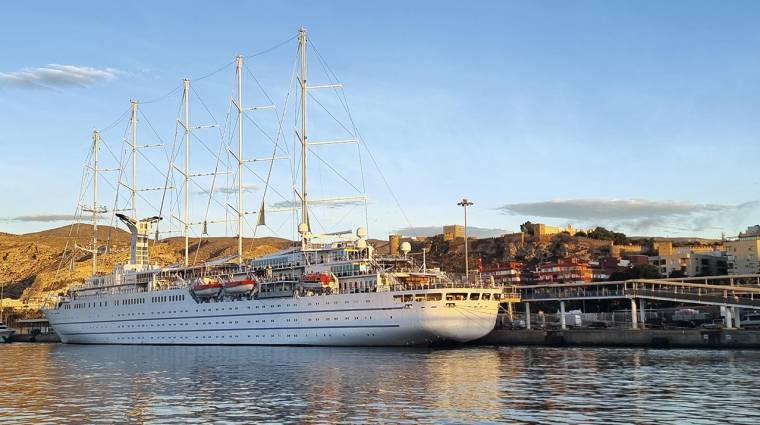 El crucero “Wind Surf” realizará en Almería la primera de sus cuatro escalas previstas este año.