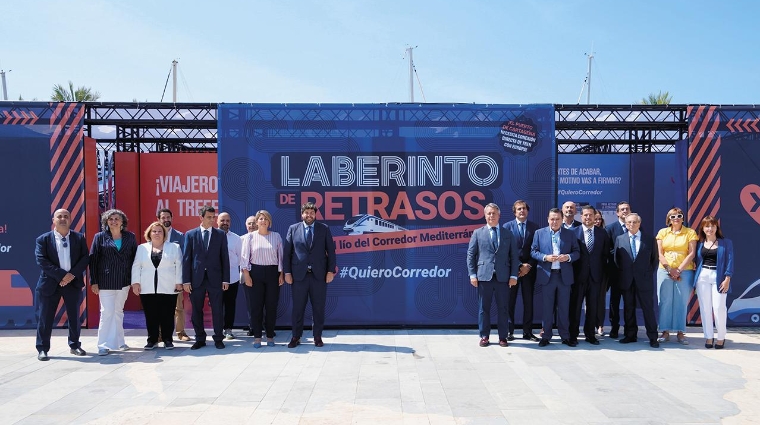 De izquierda a derecha: Miguel Martínez, presidente de la Cámara de Comercio de Cartagena; Beatriz Miguel, rectora de la UPCT; Ana Correa, presidenta de COEC; Manuel Antón, tesorero de COEC; José Ramón Diez de Revenga, consejero de Fomento e Infraestructuras de la Región de Murcia; Francisco Bernal, vicepresidente de COEC; Francisco García Calvo, asesor técnico del Movimiento #QuieroCorredor; Noelia Arroyo, alcaldesa de Cartagena; Fernando López Miras, presidente de la Región de Murcia; Diego Lorente, director general de la Asociación Valenciana de Empresarios (AVE); Pedro Pablo Hernández, presidente de la Autoridad Portuaria de Cartagena; José María Albarracín, presidente de CROEM; Juan Jesús Sánchez, director general de DISFRIMUR; Juan José Jódar, presidente de CECLOR; Ana Belén Martínez, directora de relaciones externas de Mercadona en la Región de Murcia; Tomás Fuertes, presidente de Grupo Fuertes; José María Gómez, director general de la Autoridad Portuaria de Cartagena; Nuria Castillo, presidenta de la Asociación de Mujeres Empresarias de Cartagena (AMEP) y Esther Piornos relaciones externas de Mercadona.