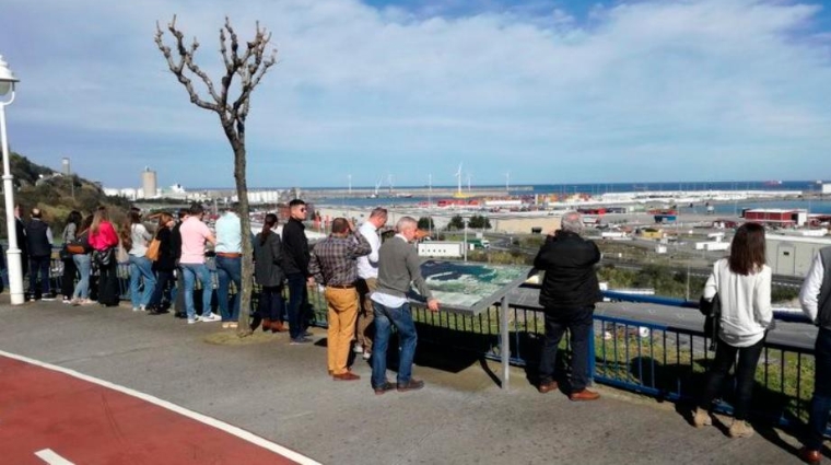 El grupo de profesionales burgaleses conoció in situ la actividad portuaria.