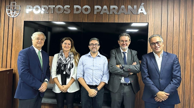 De izquierda a derecha: Federico Torres, director del área de transición ecológica de la Autoridad Portuaria de Valencia; Ana Rumbeu, directora de Formación de la Fundación Valenciaport; Luiz Fernando García da Silva, CEO Portos do Paraná; Miguel Garín, director de Desarrollo Internacional de la Fundación Valenciaport; y Jonas Mendes, consultor senior en Innovación y Estrategia Portuaria de la Fundación Valenciaport.