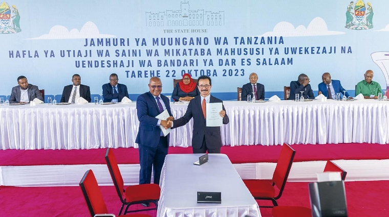 Plasduce Mkeli Mbossa, Director General de la Autoridad Portuaria de Tanzania y Sultan Ahmed Bin Sulayem, presidente del Grupo y consejero delegado de DP World.