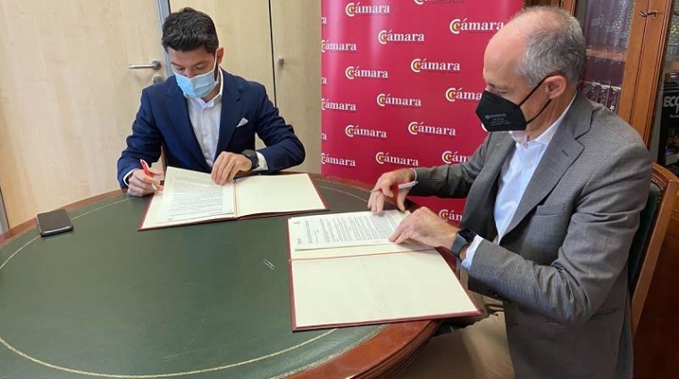 Un momento de la firma del acuerdo.