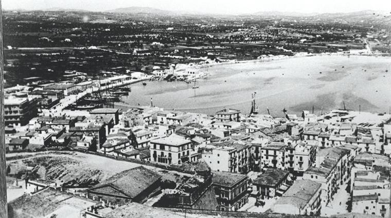 En Palma había tráfico marítimo aún antes de la dominación musulmana (902-1229) en dos parajes del actual puerto, la rada de Portopí y en la Cala.