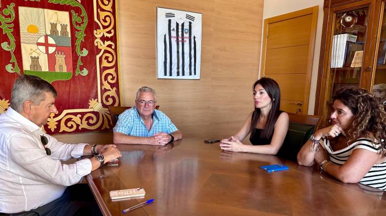 Rosario Soto, presidenta de la APA, ha mantenido una primera reunión institucional con el alcalde de Garrucha, Pedro Zamora.
