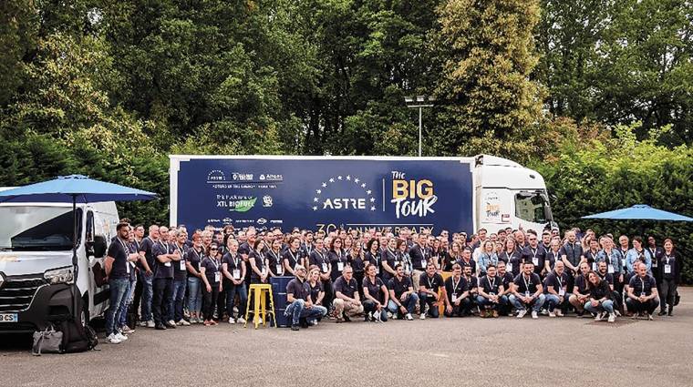 La compañía en el Big Tour por el continente europeo, junto al camión personalizado con los colores de Astre.